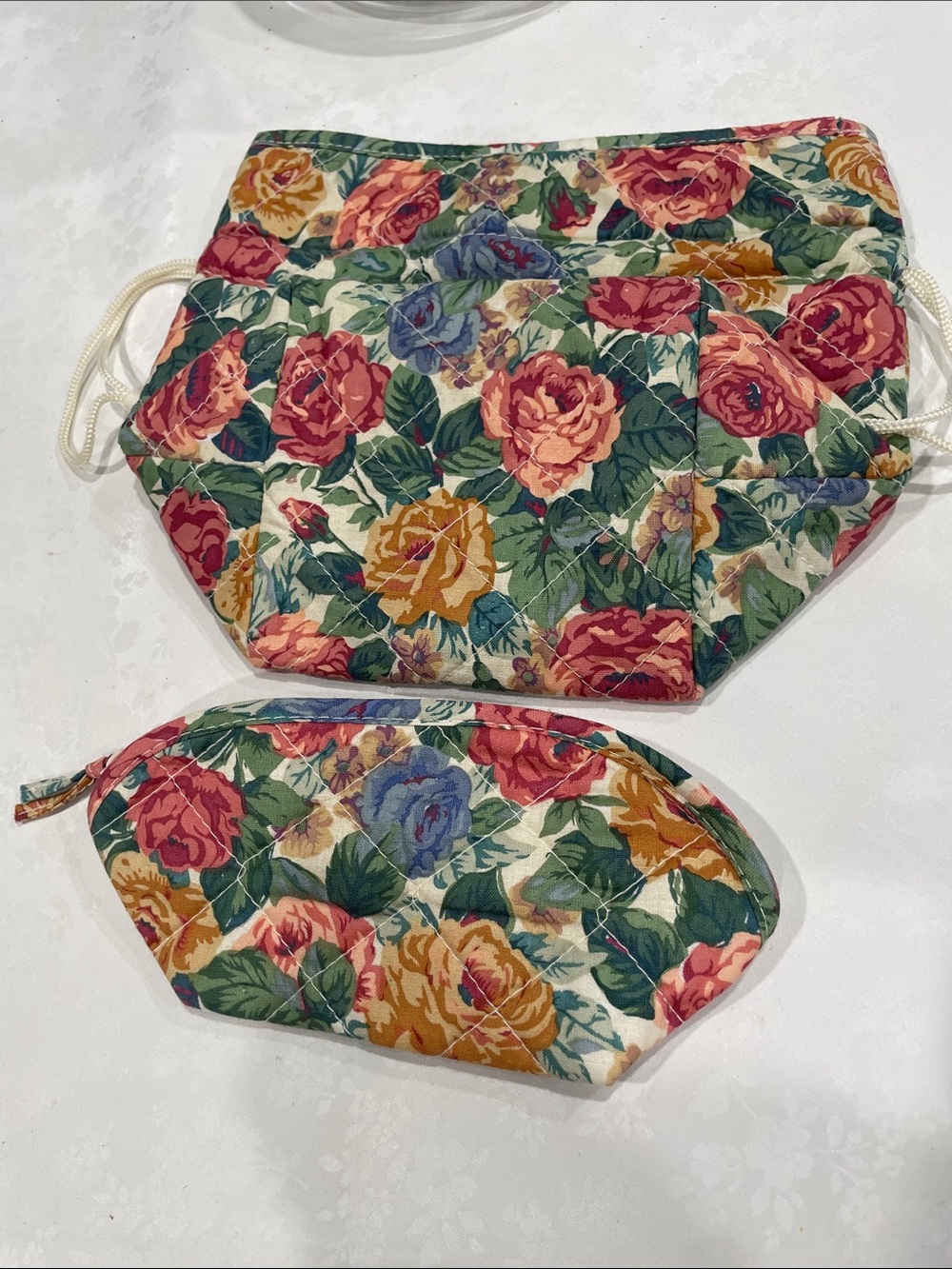 Vintage Floral Quilted Cosmetic Set - Cream Multi Bag. Plastic lining . 🌸